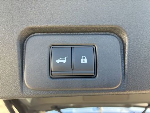 Used 2025 Nissan Rogue SV w/ SV Premium Package image 8