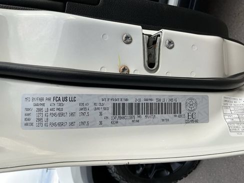 Used 2019 Jeep Cherokee Trailhawk w/ Comfort & Convenience Group AWD/4WD image 25