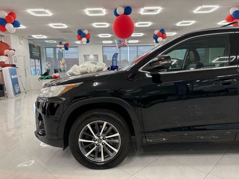 Used 2017 Toyota Highlander XLE image 6