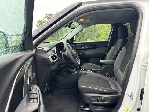 Used 2022 Chevrolet TrailBlazer LT w/ Convenience Package FWD image 9