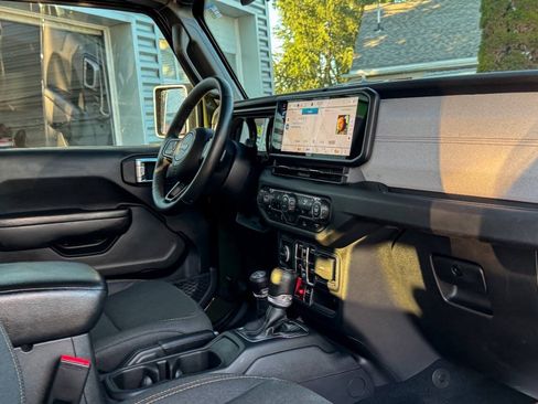 Used 2024 Jeep Wrangler Unlimited AWD/4WD image 14