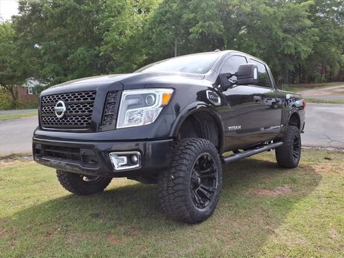 Used 2017 Nissan Titan XD AWD/4WD image 10