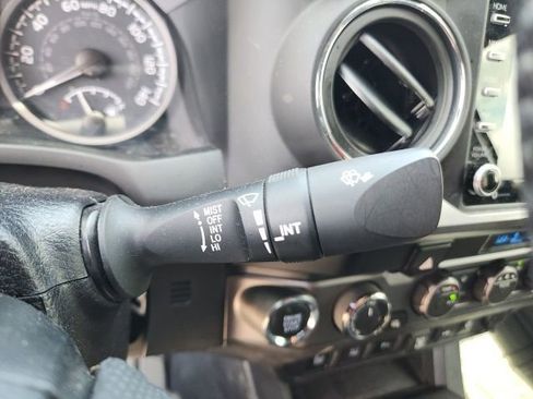 Used 2023 Toyota Tacoma TRD Off-Road w/ Technology Package AWD/4WD image 32