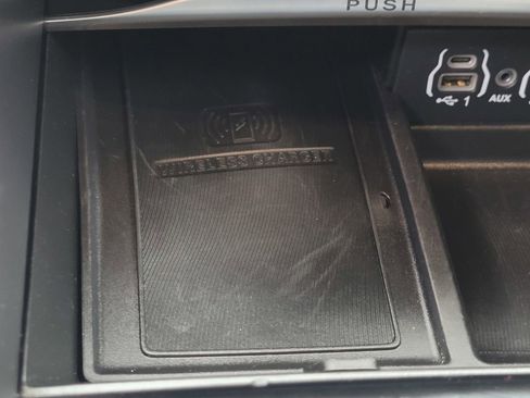 Used 2024 Chrysler Pacifica Limited image 29