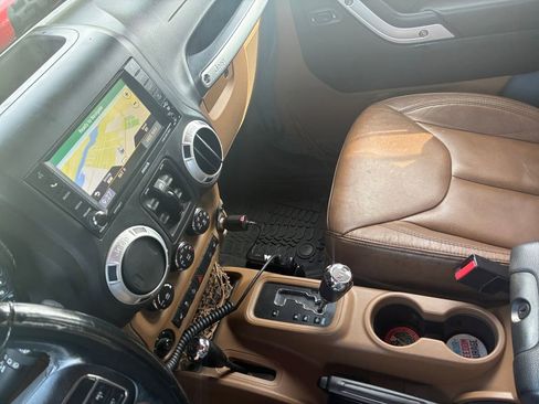 Used 2014 Jeep Wrangler Unlimited Sahara w/ Connectivity Group AWD/4WD image 30