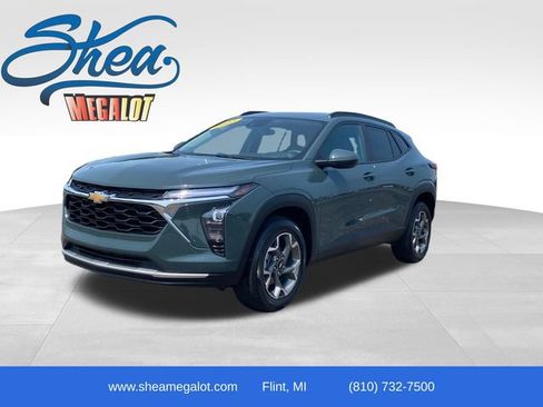 Used 2025 Chevrolet Trax LT FWD image 1