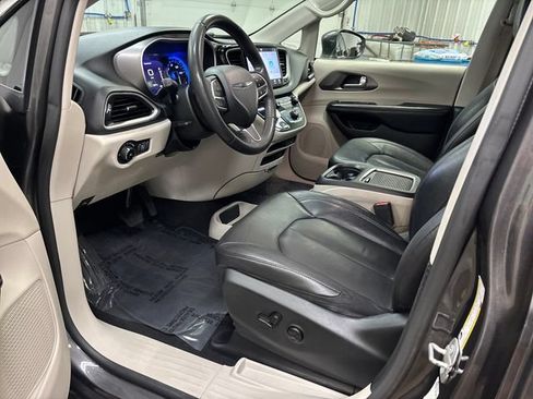Used 2022 Chrysler Pacifica Touring-L FWD image 10