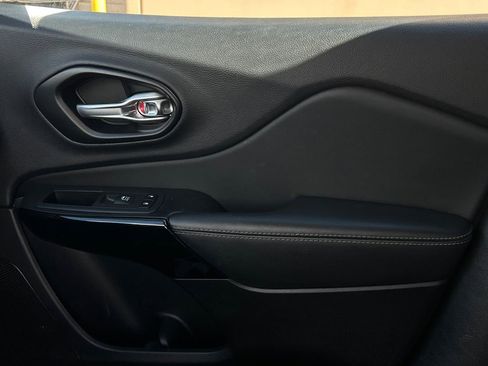 Used 2023 Jeep Cherokee Altitude Lux image 25