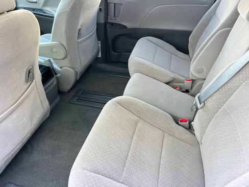 Used 2017 Toyota Sienna LE image 5