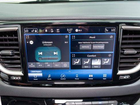 Used 2023 Chrysler Pacifica Touring-L FWD image 16
