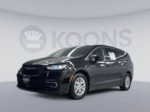 Used 2024 Chrysler Pacifica Touring-L FWD image 1