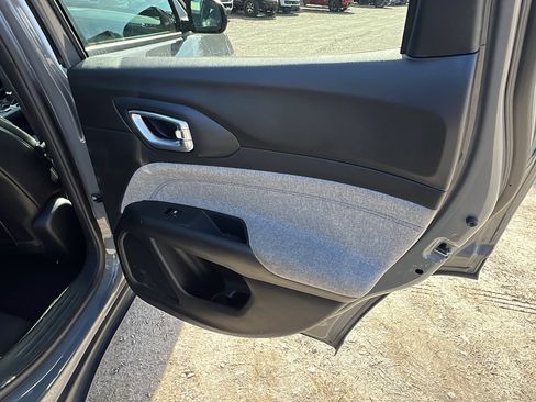 Used 2024 Jeep Compass Latitude image 19