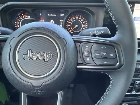 Used 2025 Jeep Gladiator Sport AWD/4WD image 16