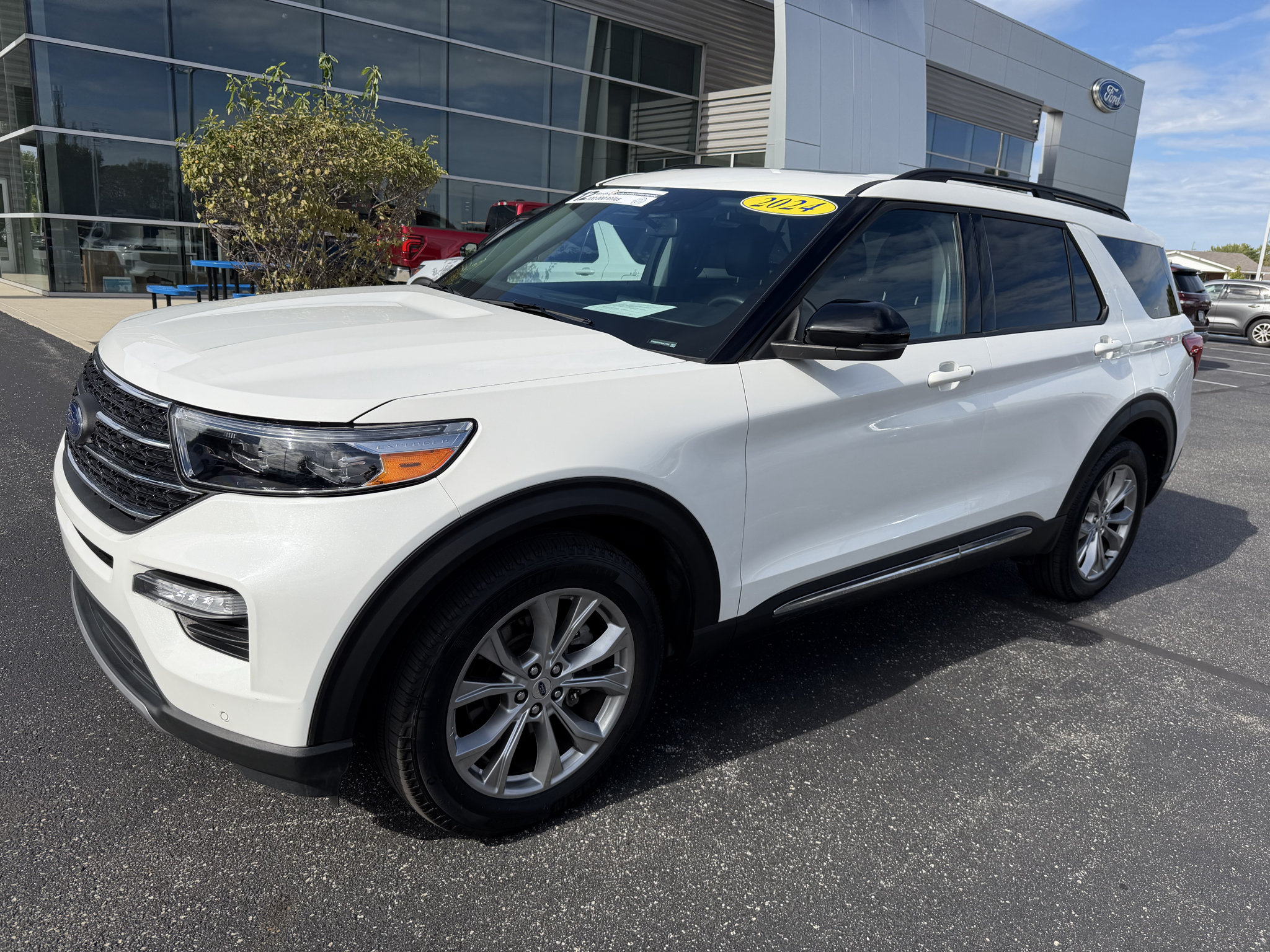 Used 2024 Ford Explorer XLT w/ Equipment Group 202A AWD/4WD image 2