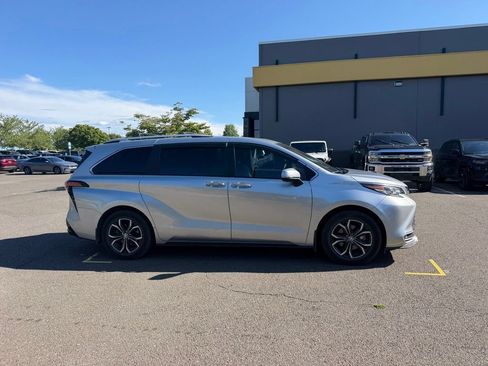 Used 2025 Toyota Sienna Platinum AWD/4WD image 4