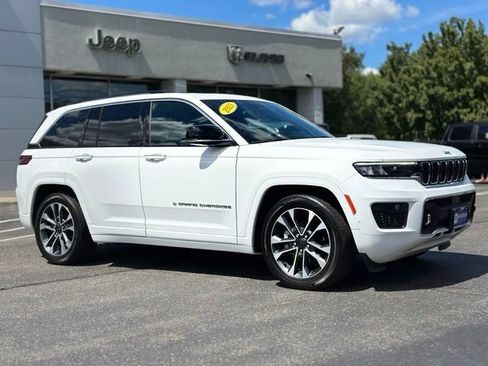 Used 2023 Jeep Grand Cherokee Overland w/ Luxury Tech Group IV AWD/4WD image 9