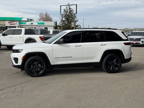 Used 2024 Jeep Grand Cherokee Altitude image 10