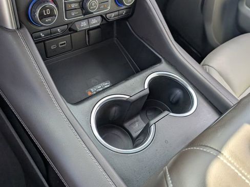 Used 2022 Chevrolet Suburban LT w/ Luxury Package image 22