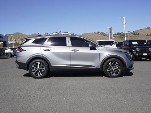 Used 2024 Kia Sportage EX image 3