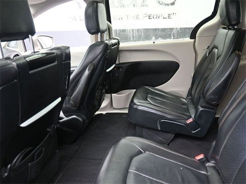 Used 2018 Chrysler Pacifica Touring-L Plus w/ Tire & Wheel Group image 24