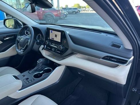 Used 2024 Toyota Highlander XLE AWD/4WD image 34