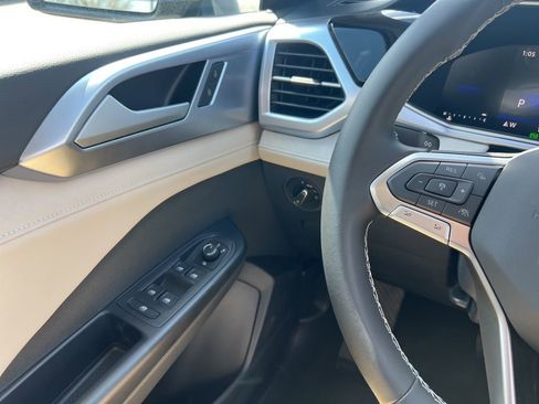 New 2026 Volkswagen Taos SE FWD image 18
