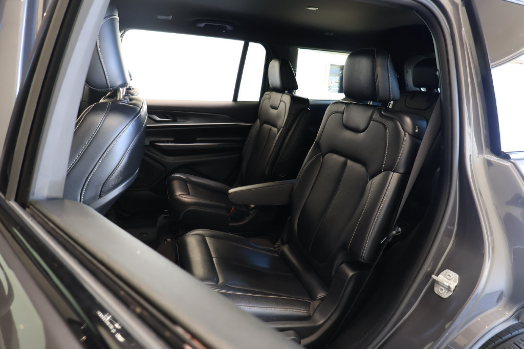 Used 2024 Jeep Grand Cherokee L Limited w/ Black Appearance Package AWD/4WD image 20