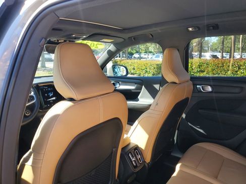 Used 2022 Volvo XC40 T5 Inscription w/ Advanced Package image 18