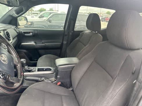 Used 2017 Toyota Tacoma TRD Sport w/ Tow Package (A/T) AWD/4WD image 3