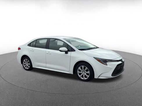 Used 2025 Toyota Corolla LE FWD image 2