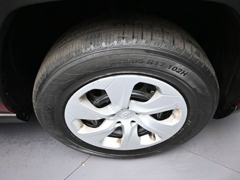 Used 2020 Toyota RAV4 LE AWD/4WD image 13