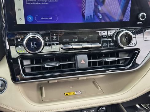 Used 2023 Toyota Highlander Limited FWD image 21