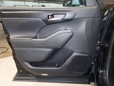 Used 2021 Toyota Highlander XLE AWD/4WD image 13