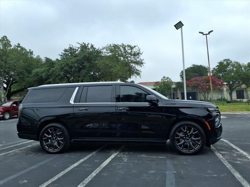 Used 2025 Chevrolet Suburban High Country AWD/4WD image 4