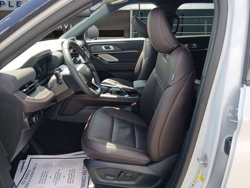 Certified 2026 Ford Explorer Platinum RWD image 9