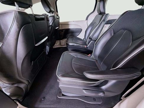 Used 2023 Chrysler Pacifica Limited w/ Uconnect Theater Family Group FWD image 30