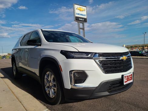 Used 2022 Chevrolet Traverse LS image 1