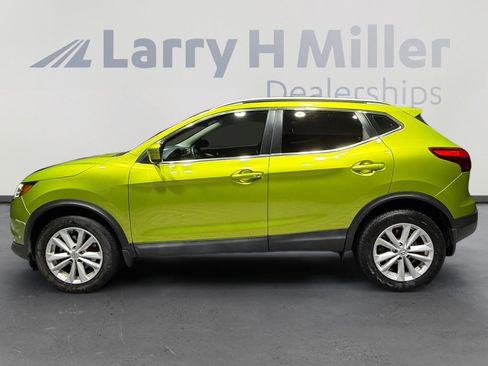 Used 2017 Nissan Rogue Sport SV image 2