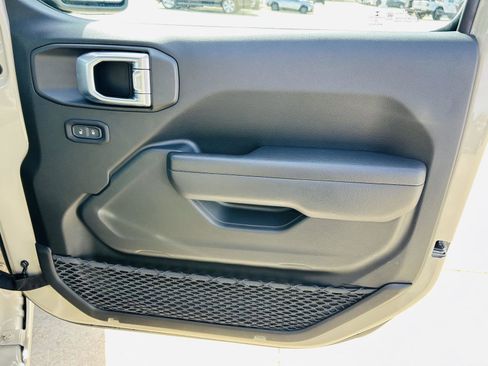 Used 2022 Jeep Wrangler Unlimited Sport image 30