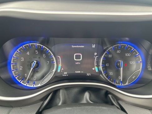 Used 2024 Chrysler Pacifica Touring-L image 25