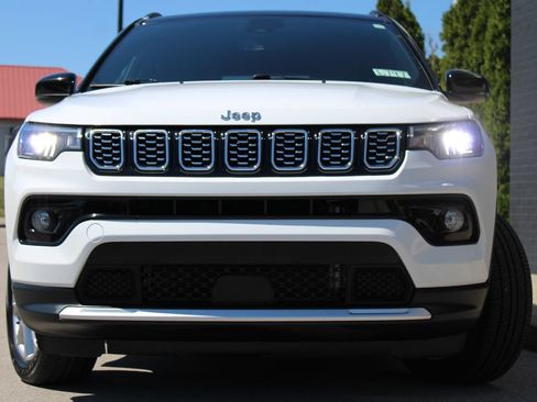 Used 2025 Jeep Compass Limited AWD/4WD image 2