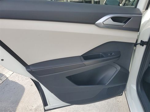 Used 2025 Volkswagen Taos SEL image 9