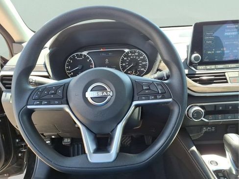 Used 2023 Nissan Altima 2.5 SV FWD image 15
