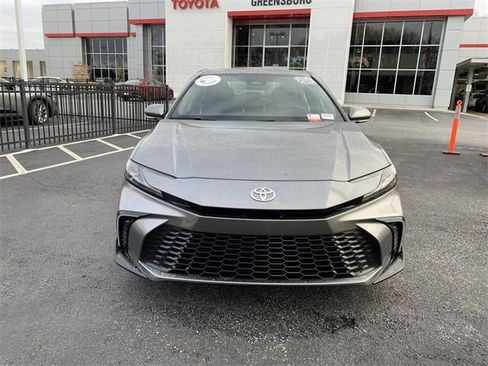 Used 2025 Toyota Camry SE image 3