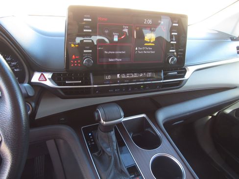 Used 2024 Toyota Sienna XLE image 23