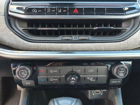 Used 2024 Jeep Compass Latitude image 15