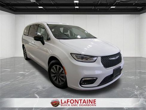 Used 2024 Chrysler Pacifica Select image 2
