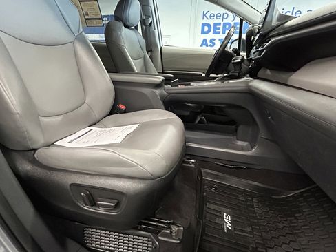 Used 2022 Toyota Sienna XLE image 18