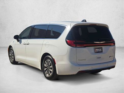 Used 2023 Chrysler Pacifica Touring-L FWD image 8