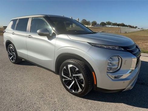 Used 2024 Mitsubishi Outlander SE image 2